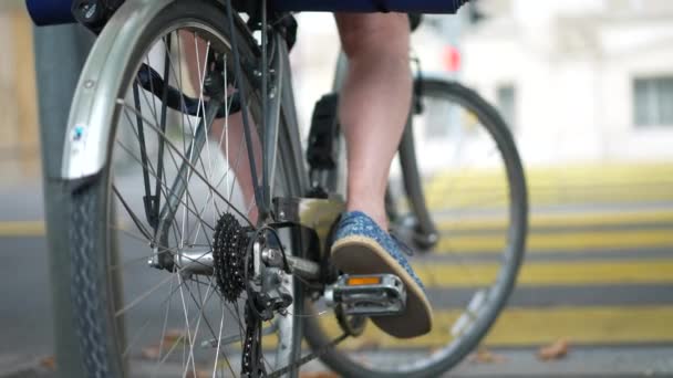 Yakın Çekim Insan Bacakları Bisiklet Üzerinde Oturup Caddeyi Geçmek Için — Stok video
