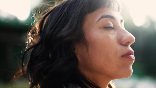 Una Mujer Latina Hispana Tomando Una Respiración Profunda Pie Afuera — Vídeo de stock