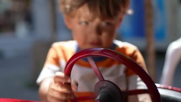 Criança Brinquedo Carro Condução Dentro Carrossel Kid Segura Volante — Vídeo de Stock