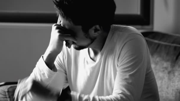 Een Depressieve Man Die Lijdt Aan Geestesziekte Dekt Gezicht Spijt — Stockvideo