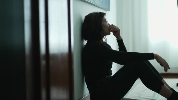 Orang Yang Tertekan Berjuang Dengan Penyakit Mental Rumah Sendirian — Stok Video