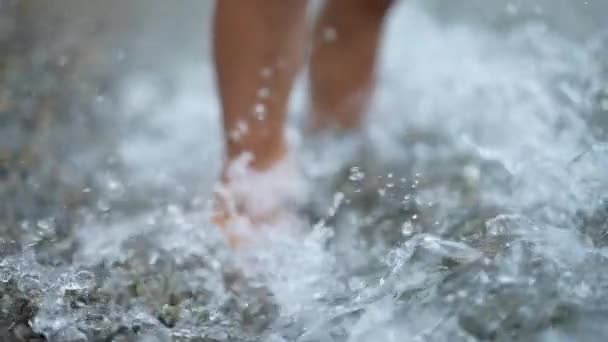 Kinderfüße Ufer Mit Kleinen Kiesfelsen Barfuß Kinder Spüren Natur Umwelt — Stockvideo