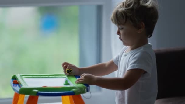Menino Pequeno Brincando Com Placa Desenho Magnético Erasable Para Crianças — Vídeo de Stock