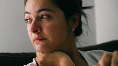 Depresyonda olan bir kadın endişeli. Düşünceli üzgün bir kişinin portresi. Yakın çekim yüzü tek başına acı çekiyor.