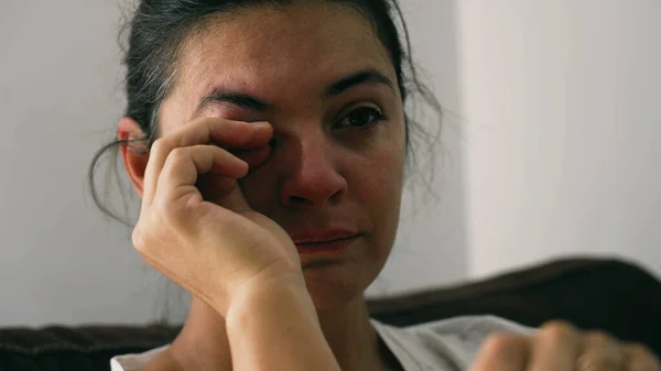 Una Mujer Deprimida Siente Ansiedad Retrato Una Persona Triste Pensativo — Foto de Stock