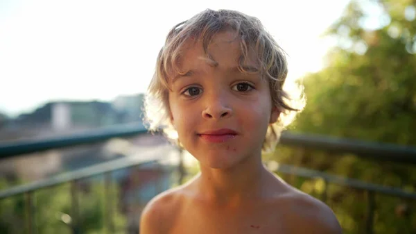 Porträtt Ett Barn Som Äter Kakkex Utomhus Solljus Närbild Manliga — Stockfoto