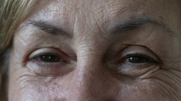 Femeia Vârstă Care Deschide Ochii Macro Closeup Portret Fata Detaliu — Fotografie, imagine de stoc