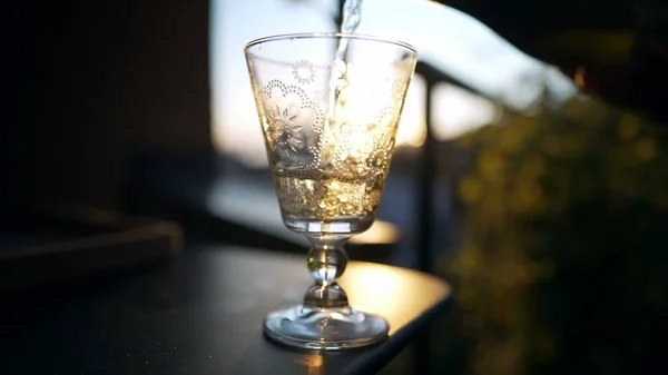 Serverar Vitt Vin Glas Utomhus Solnedgången Tid Handplockningsbägare Med Alkoholhaltig — Stockfoto