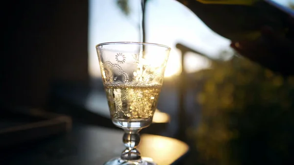 Serverar Vitt Vin Glas Utomhus Solnedgången Tid Handplockningsbägare Med Alkoholhaltig — Stockfoto