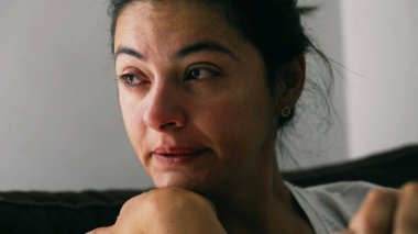 Depresyonda olan bir kadın endişeli. Düşünceli üzgün bir kişinin portresi. Yakın çekim yüzü tek başına acı çekiyor.