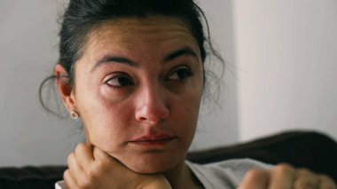 Depresyonda olan bir kadın endişeli. Düşünceli üzgün bir kişinin portresi. Yakın çekim yüzü tek başına acı çekiyor.