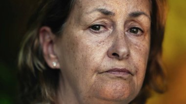 Düşünceli yaşlı bir kadının portresi. Düşünceli, yaşlı bir kadının yüzünü kapat. Yaşlı bir bayanın samimi ifadesi.