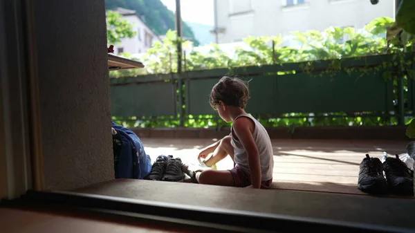 어린아이는 구두를 준비를 하였다 현관에서 테니스 신발을 일어나는 아이들 — 스톡 사진