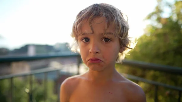 Retrato Rapaz Com Expressão Triste Emoção Malcheirosa Miúdo Livre Olhar — Fotografia de Stock