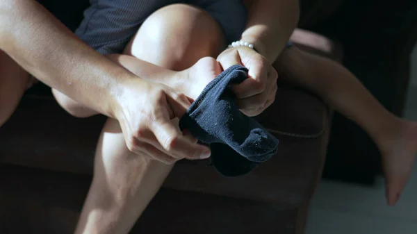 Eltern Stecken Socken Kinderfüße Mutter Kleidet Kind Fuß — Stockfoto