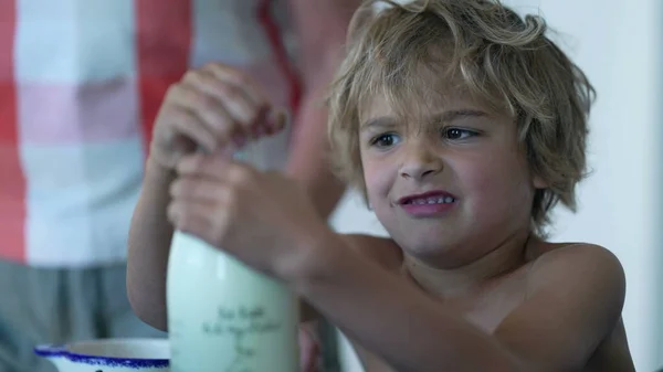 Ein Kleiner Junge Versucht Eine Flasche Milch Öffnen Kind Kann — Stockfoto