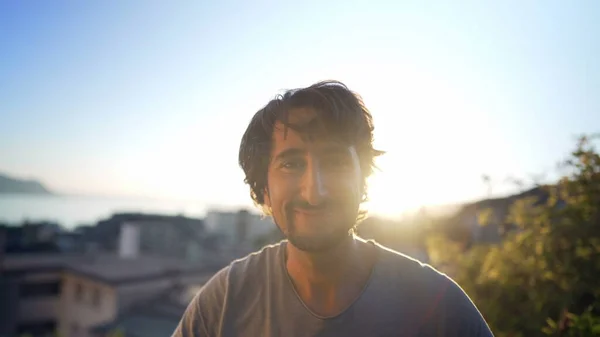 Yaşlarda Dışarıda Güneş Işığında Duran Mutlu Bir Adamın Portresi Neşeli — Stok fotoğraf
