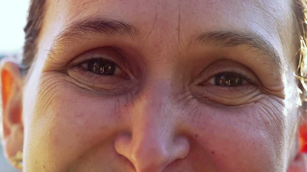 Una Mujer Feliz Los Años Cierra Cara Los Ojos Sonriendo — Foto de Stock