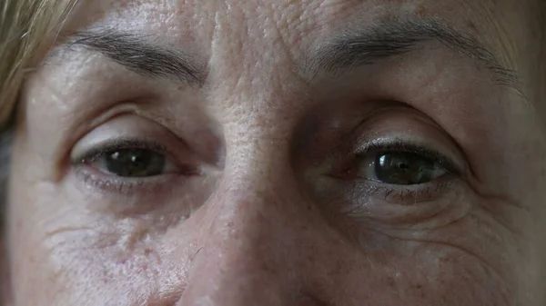 Donna Anziana Che Apre Gli Occhi Macro Primo Piano Dettaglio — Foto Stock