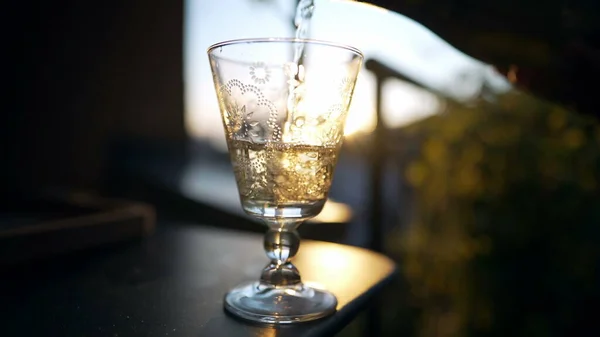 Gün Batımında Beyaz Şarap Servis Etmek Alkollü Bir Bardakla Birlikte — Stok fotoğraf