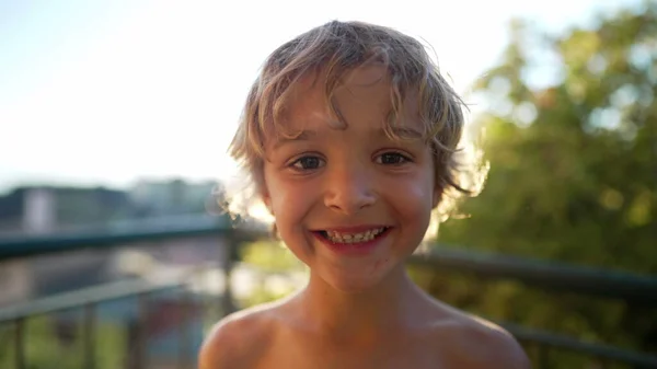 美しい夏の日の間に屋外に立ってカメラを見てハンサムな男の子の肖像画 — ストック写真