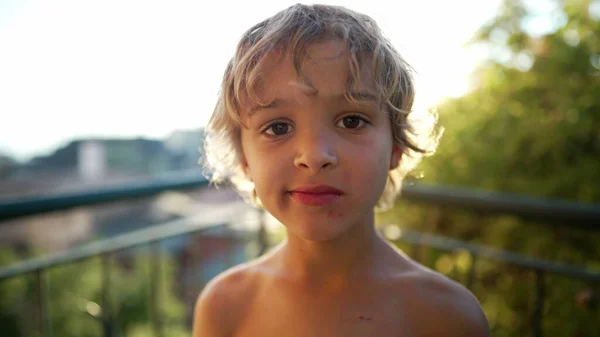 Retrato Niño Comiendo Galletas Aire Libre Luz Del Sol Primer —  Fotos de Stock
