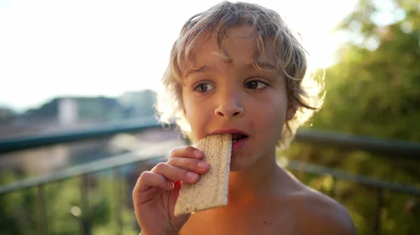 Portrait Enfant Mangeant Biscuit Plein Air Sous Soleil Gros Plan — Photo