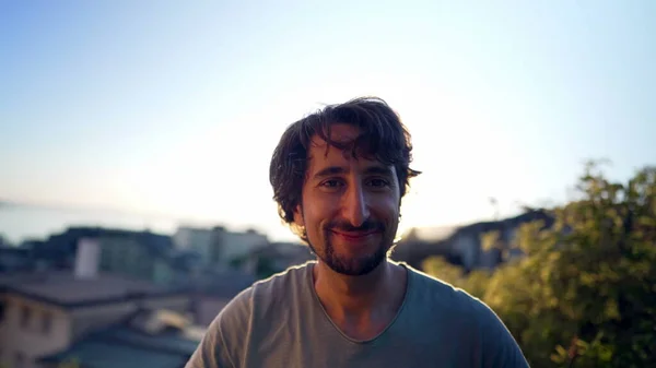 Yaşlarda Dışarıda Güneş Işığında Duran Mutlu Bir Adamın Portresi Neşeli — Stok fotoğraf