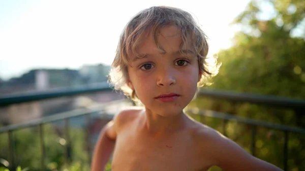 Portret Szczęśliwego Dziecka Stojącego Zewnątrz Mały Chłopiec Pozytywnym Wyrazem Twarzy — Zdjęcie stockowe