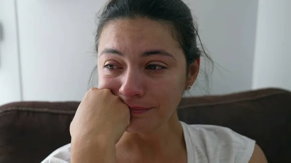 Mulher Triste Respirar Fundo Sentindo Ansiosa Chorando Pessoa Feminina Fechar — Fotografia de Stock
