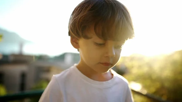 Adorable Enfant Debout Plein Air Été Contre Jour Lumière Soleil — Photo
