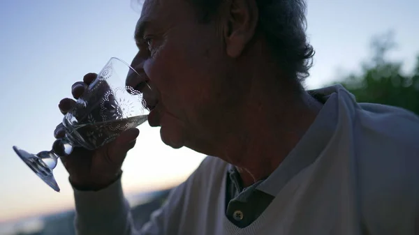 Homem Mais Velho Beber Vinho Durante Pôr Sol Uma Pessoa — Fotografia de Stock