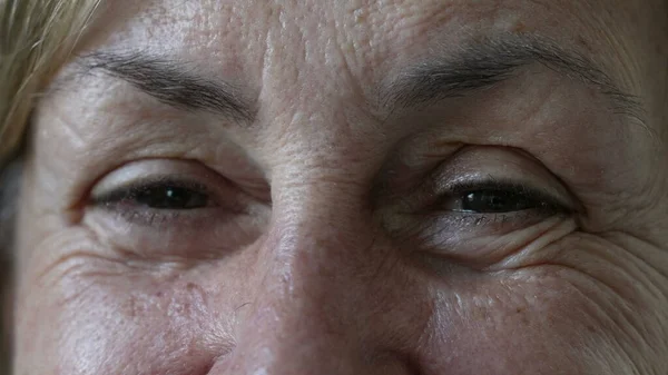 Wanita Tua Membuka Mata Makro Closeup Detail Wajah Potret Mata — Stok Foto