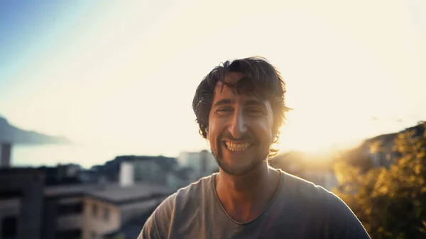 ある幸せなカジュアルな男は夏の日に屋外で笑って立って笑っています 30代の楽しい男性の肖像画 本物の現実の笑いと笑顔 — ストック写真