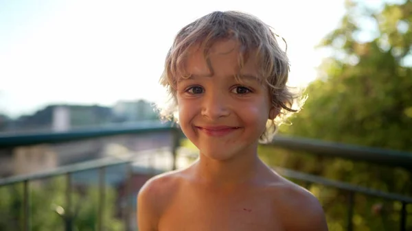 Porträtt Ett Lyckligt Barn Som Står Utomhus Liten Pojke Med — Stockfoto