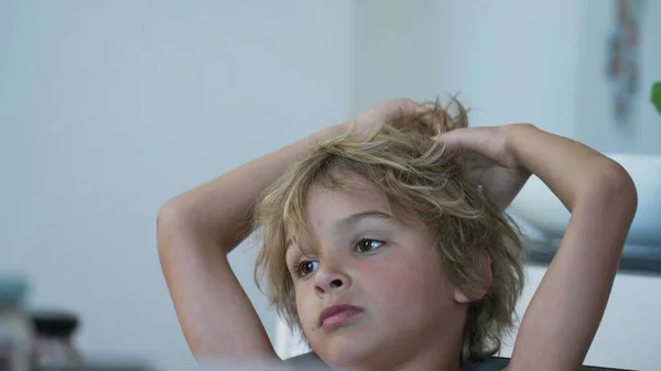 Jeden Przemyślany Chłopiec Bawiący Się Włosami Podczas Snu Zamyślony Dzieciak — Zdjęcie stockowe