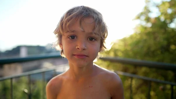 Портрет Щасливої Дитини Стоїть Вулиці Один Маленький Хлопчик Позитивним Виразом — стокове фото
