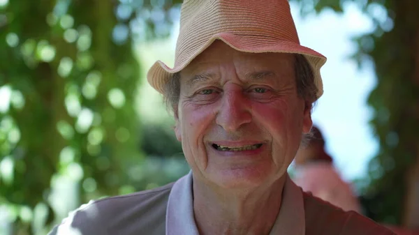 カメラの外で帽子をかぶって立って笑っている幸せな先輩の肖像画 ７０歳代の熟女 — ストック写真