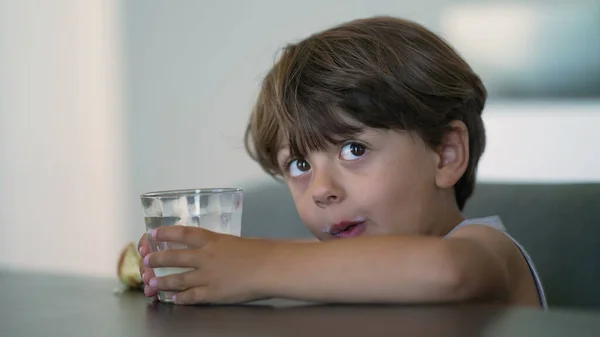 Jeden Upřímný Malý Chlapec Pije Mléko Žízeň Dítě Drží Skleněné — Stock fotografie