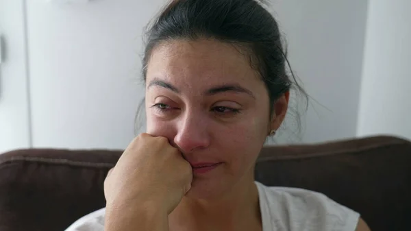 Mujer Triste Respirando Profundamente Sintiéndose Ansiosa Llorando Persona Femenina Cerca —  Fotos de Stock