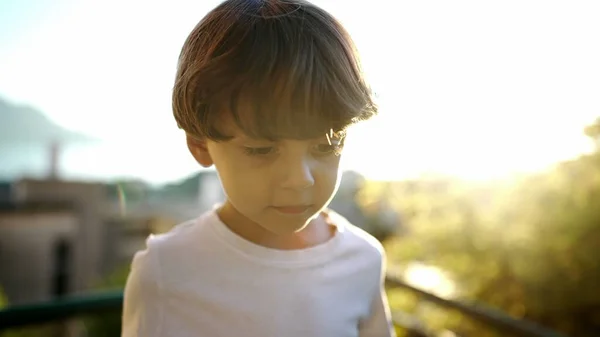 Adorable Enfant Debout Plein Air Été Contre Jour Lumière Soleil — Photo