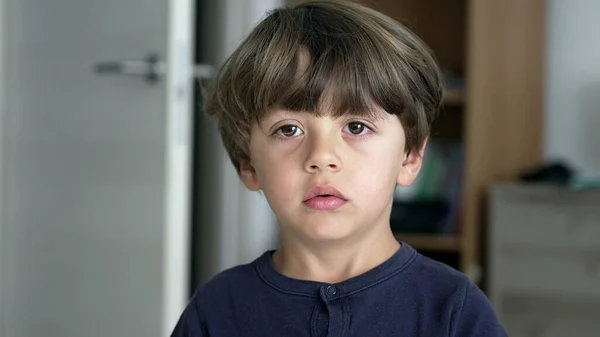 Trött Liten Pojke Porträtt Ett Uttråkat Barn Som Känner Sig — Stockfoto