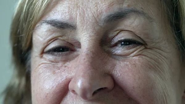 Seorang Wanita Senior Yang Bahagia Mata Makro Menutup Tersenyum Depan — Stok Foto