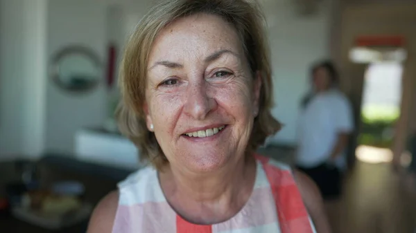 Portret Van Een Oudere Vrouw Die Glimlachend Naar Camera Kijkt — Stockfoto