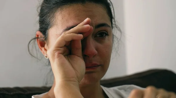 Одна Пригнічена Жінка Відчуває Занепокоєння Портрет Плачевної Сумної Людини Крупним — стокове фото