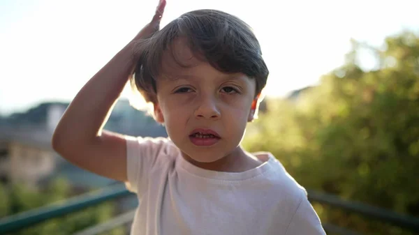 Ένα Αγοράκι Χτύπησε Κεφάλι Του Χέρι Πορτρέτο Ενός Παιδιού Ντροπιασμένο — Φωτογραφία Αρχείου