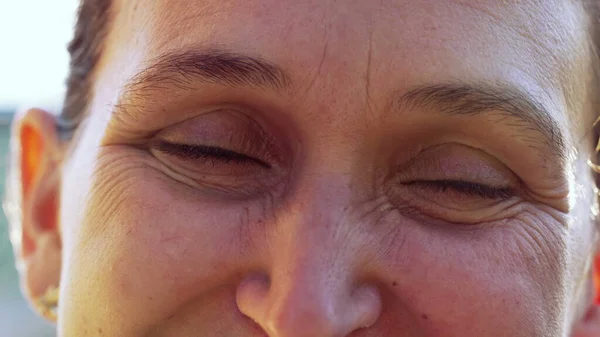 Yıllardan Mutlu Bir Kadın Kameraya Gülümseyen Yüzünü Gözlerini Kapatıyor Kadın — Stok fotoğraf