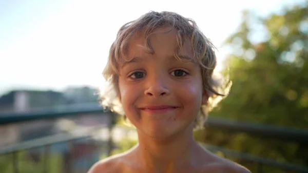 美しい夏の日の間に屋外に立ってカメラを見てハンサムな男の子の肖像画 — ストック写真