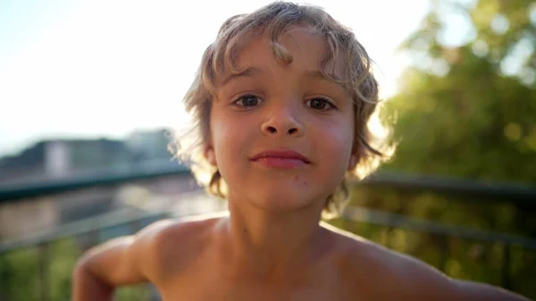 Porträtt Ett Lyckligt Barn Som Står Utomhus Liten Pojke Med — Stockfoto