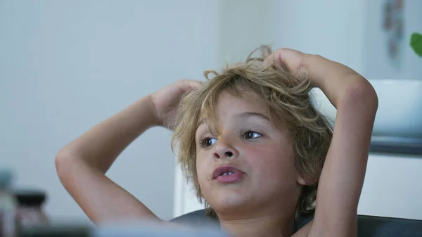 Omtänksam Ung Pojke Leker Med Håret Medan Han Drömmer Pensiv — Stockfoto